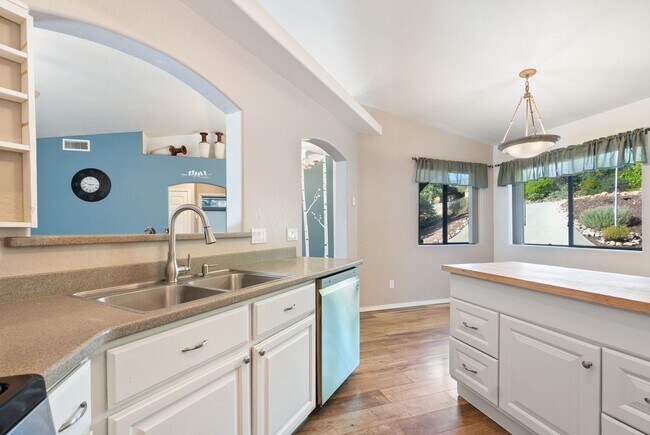 Building Photo - Charming 3 Bedroom + Bonus Room in Eagle R...