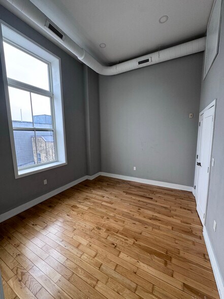 Building Photo - 1523 W Girard Ave