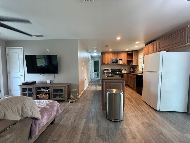 Building Photo - Spacious 4-bedroom, 2-bath pool home