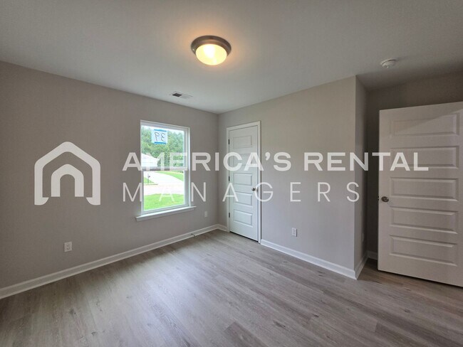 Building Photo - Modern Living in Brookwood Station!