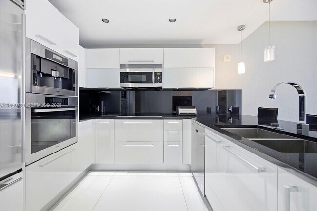 Building Photo - 17121 Collins Ave