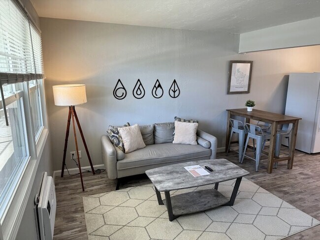 Primary Photo - 826 W Weiland Ave