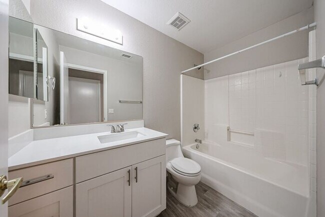 Building Photo - Welcome to this Charming 3 BEDROOM , 2 BAT...