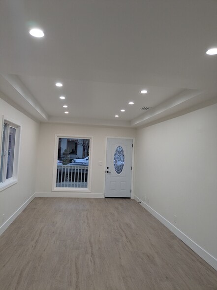 Living Room Unfurnished - 214 S 22nd St