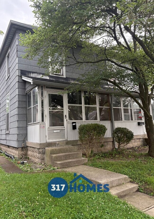 Building Photo - Lovely 2 Bedroom Duplex