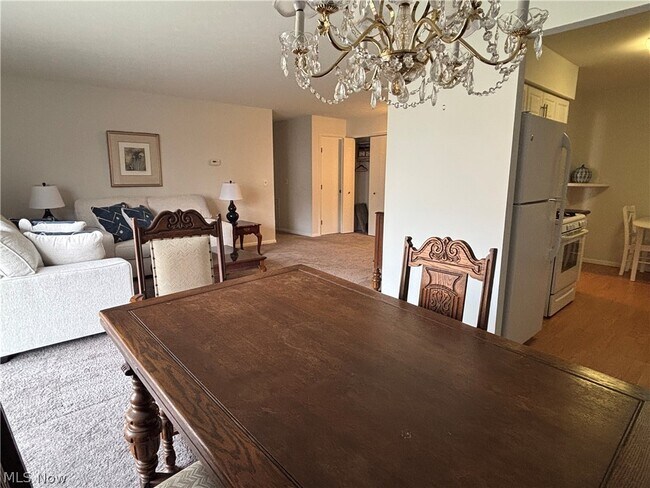 Building Photo - 2112 Acacia Park Dr