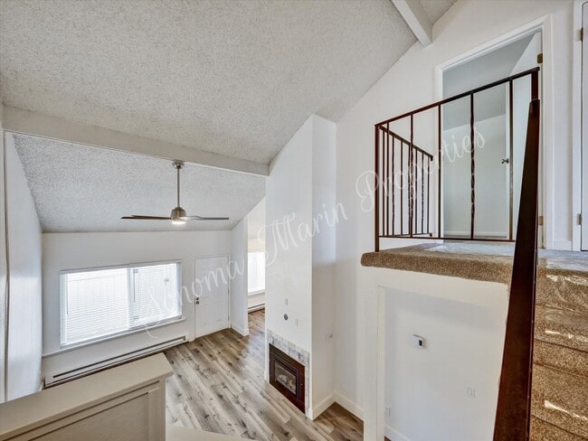 Building Photo - 2 Bedroom 1.5 Bath 2 Car Garage Includes W...