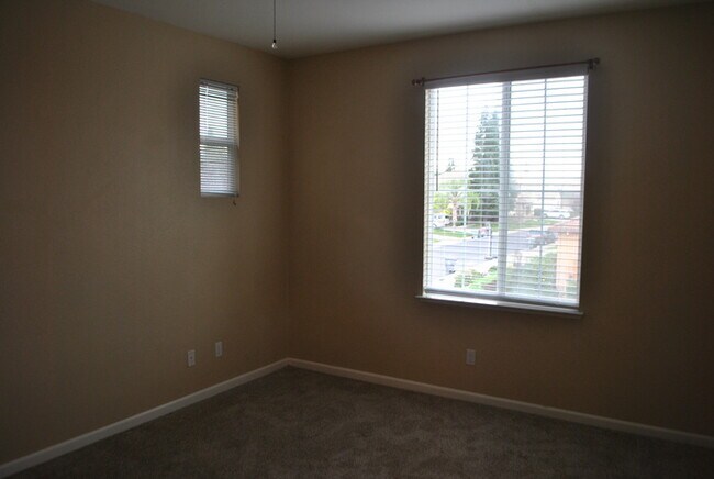 Building Photo - Beautiful 4 Bedroom + Study in Desirable N...