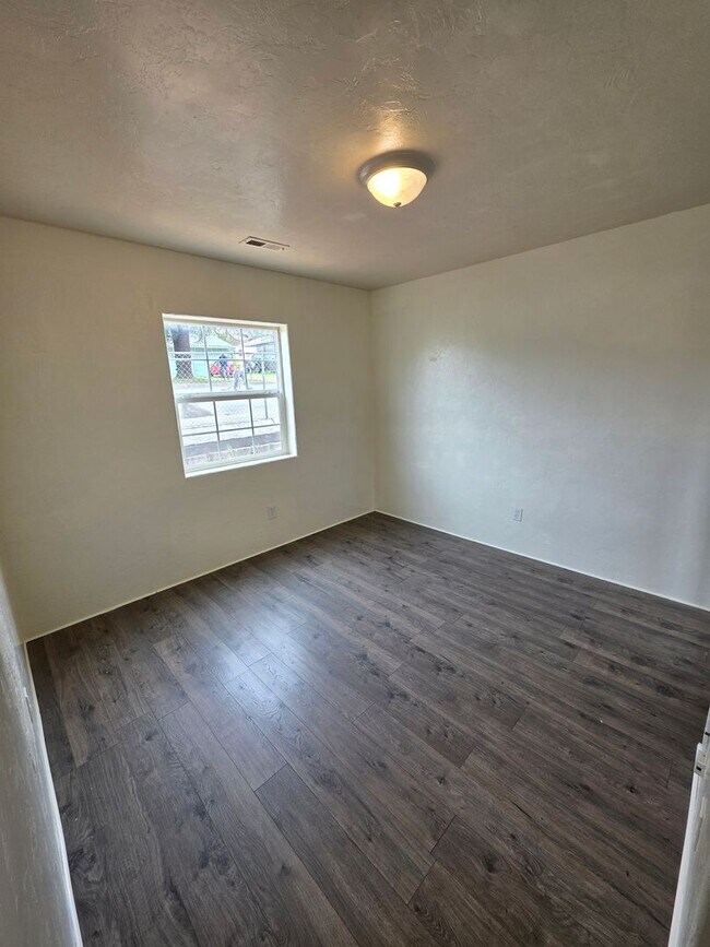 Building Photo - Large 3 bedroom 2 bath duplex. 1520 sq ft, vaulted ceilings