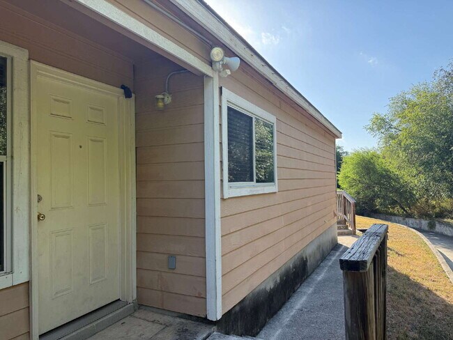 Building Photo - Gorgeous 2 Bed/2 Bath Duplex in North West SA