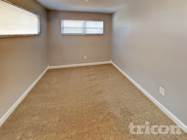 Building Photo - 1117 N Saturn Ave