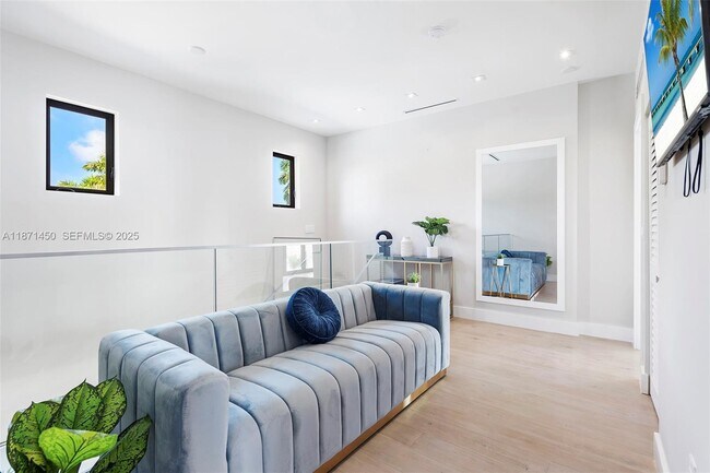 Building Photo - 850 Washington St