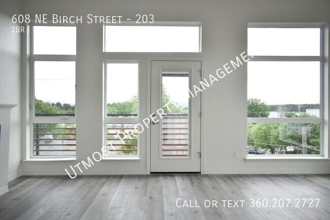 Building Photo - 608 NE Birch St