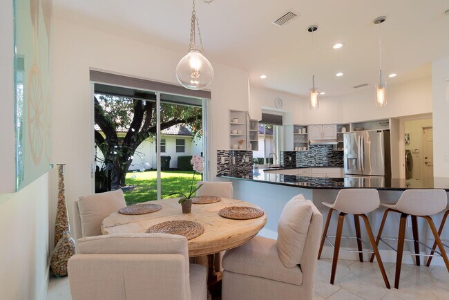 Building Photo - 1907 S Club Dr