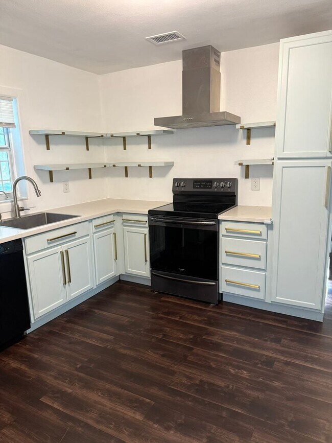 Building Photo - Renovated 2/1 Home walkable to Downtown De...