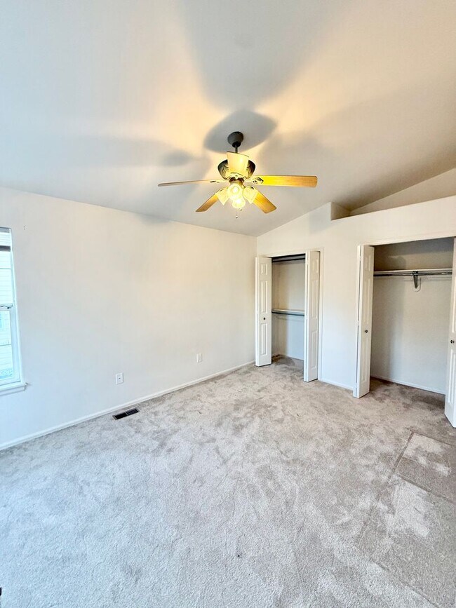 Building Photo - End- unit townhome on Hamlet!