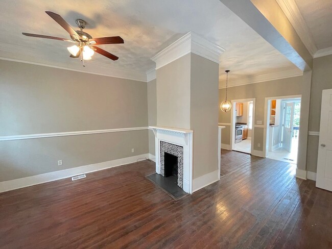 Building Photo - 2 BED | 1.5 BATH | VICTORIAN DISTRICT | PR...