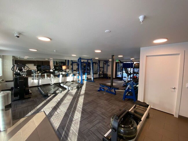 Building Photo - Ground Floor 2 Bed/2 Bath Unit with Great ...