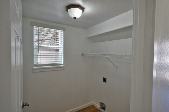 Building Photo - 993