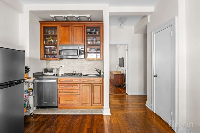 Building Photo - 116 W 72nd St