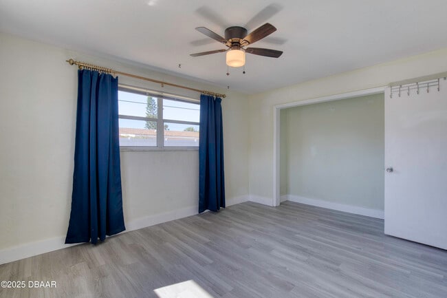 Building Photo - 3041 N Oleander Ave