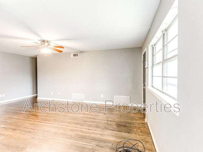 Building Photo - 608 Holoway Dr