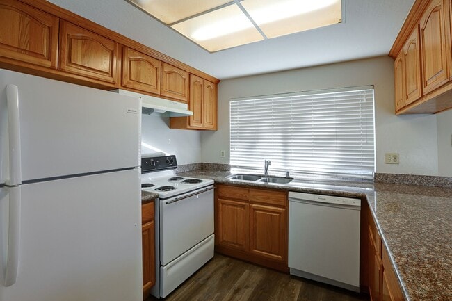 Building Photo - End Unit 2 Bed, 2 Bath Townhouse with Atta...