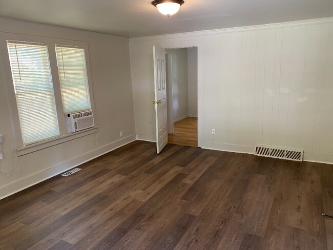 Building Photo - 1015 S Arnold St