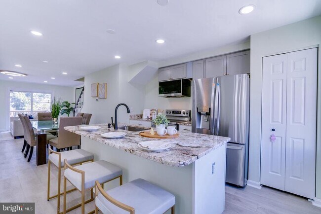 Building Photo - 8213 Roxbury Dr