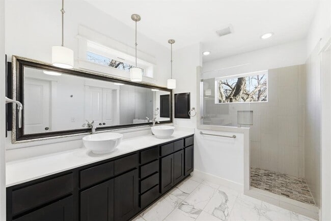 Building Photo - 1912 Haskell St