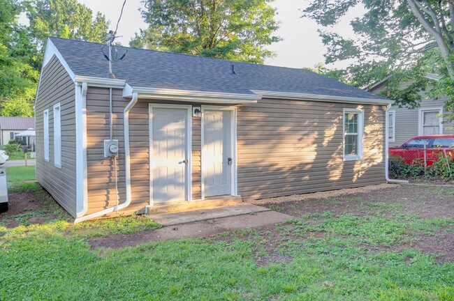 Building Photo - Renovated 2 Bedroom