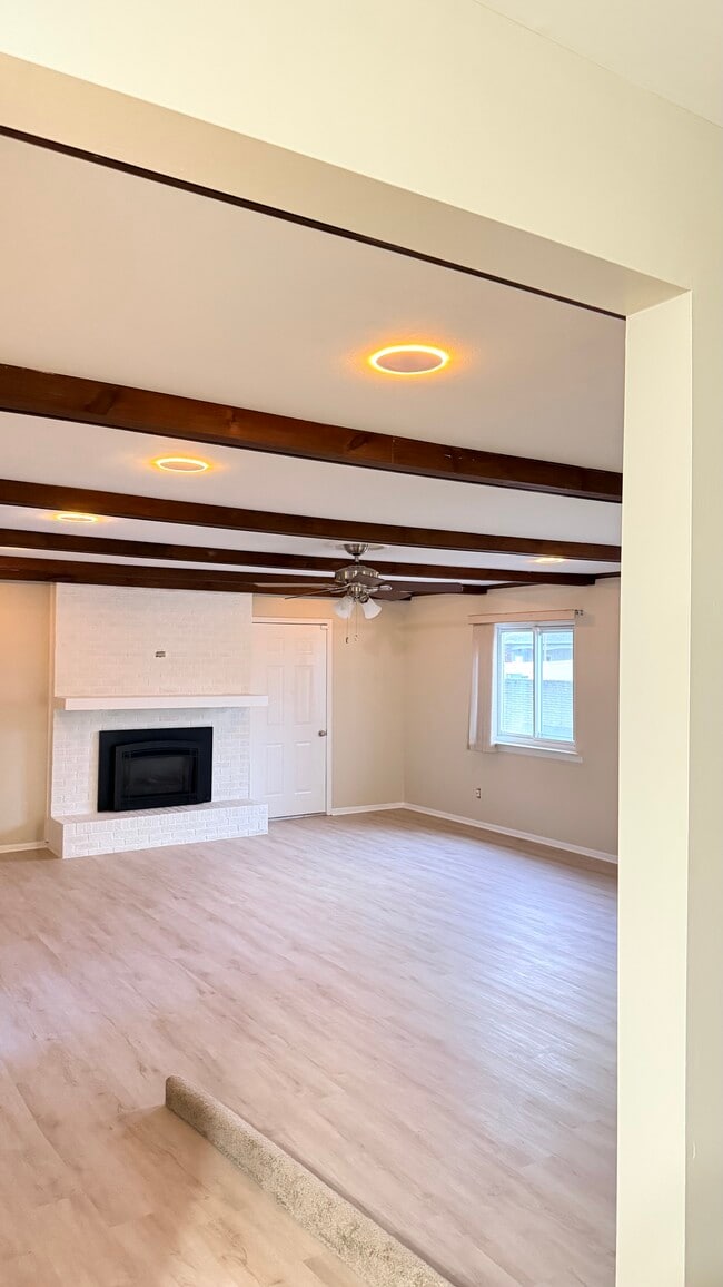Building Photo - 1060 Glaser Dr