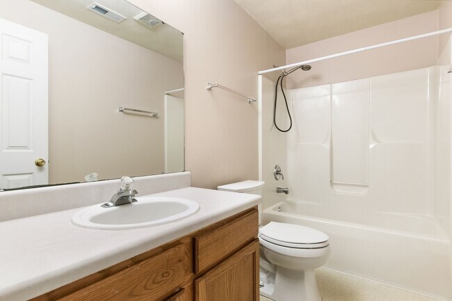 Building Photo - 3 Bed / 3 Bath. Pet Friendly. Easy access ...