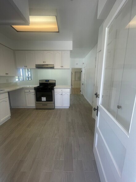 Large, updated kitchen with new quartz countertops, stove/oven and new tile floor with the appearanc - 1135 Magnolia St