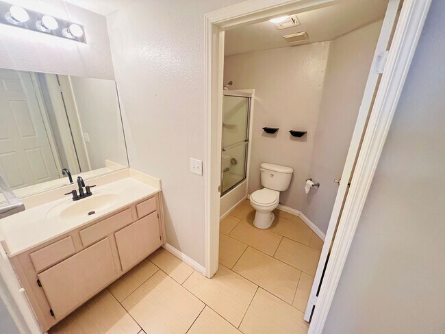 Building Photo - 2 Bed downstairs unit