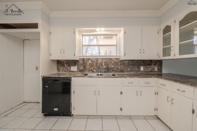 Building Photo - 2725 Devon Rd