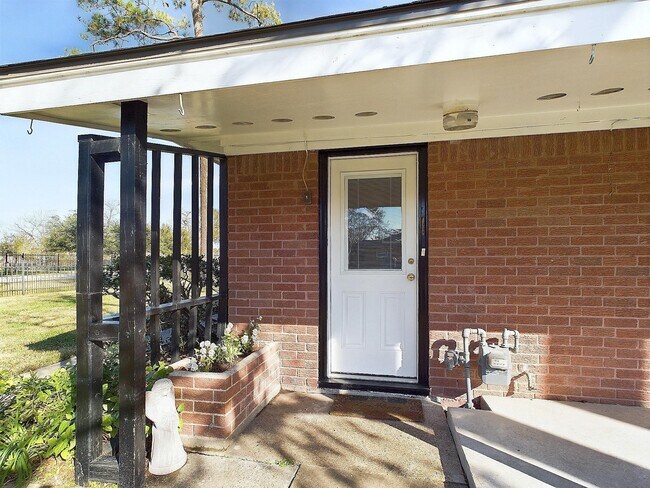 Building Photo - 2814 Balmorhea Ave