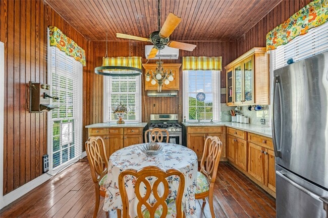 Building Photo - 813 Nelson Ave