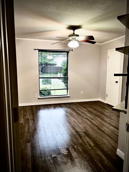 Building Photo - 213 Hickory Springs Dr