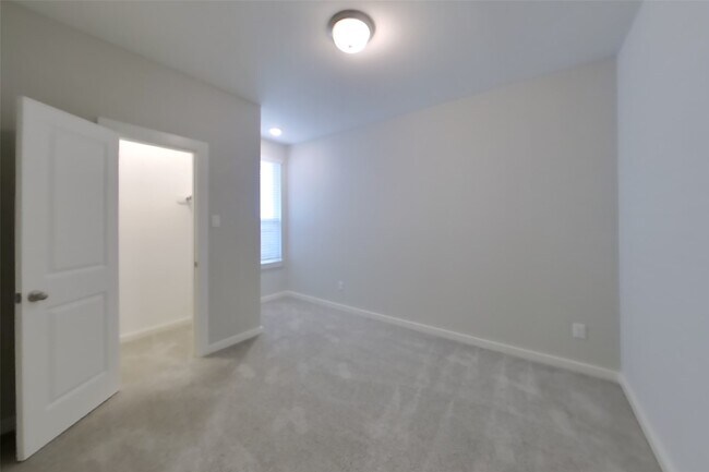 Building Photo - 23631 Gibson Frst Dr