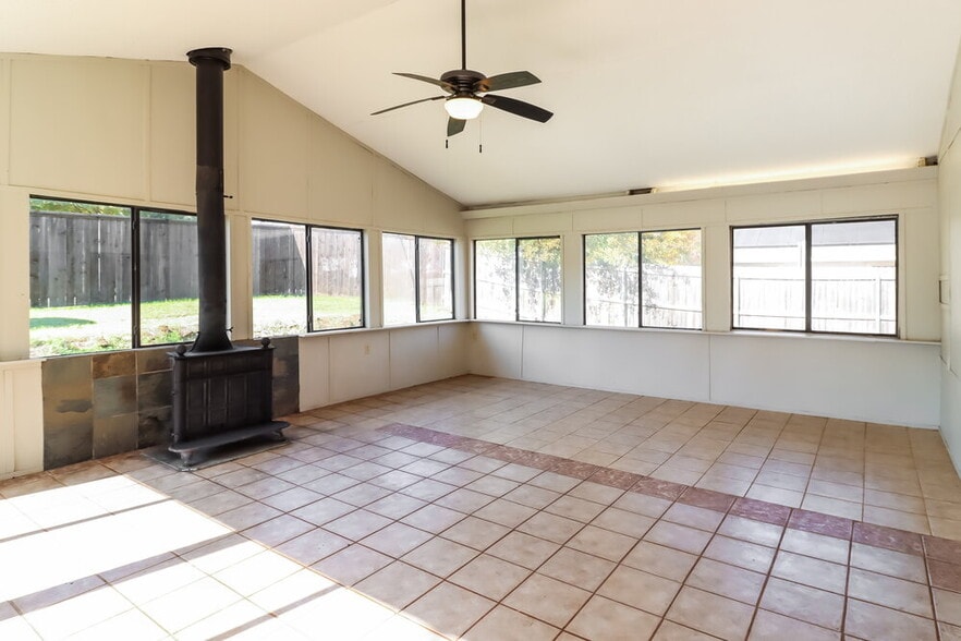 Building Photo - 2605 Mountainview Dr