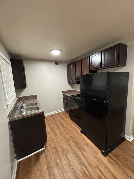 Eat-in kitchen nook and pantry closet - 1526 Charter East Cir