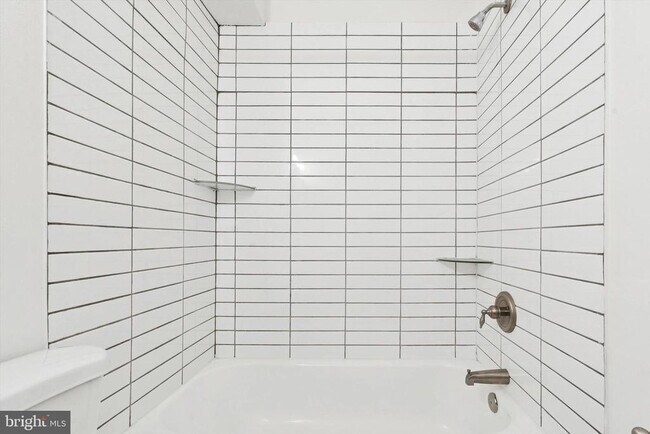 Building Photo - 319 S 10th St