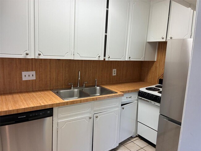 Building Photo - 3400 Timmons Ln