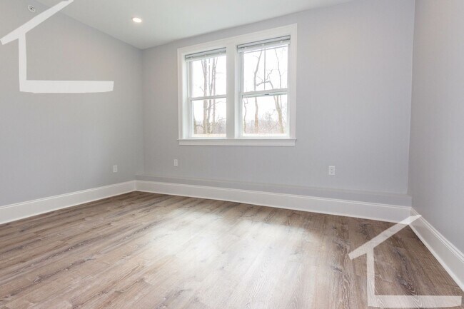Building Photo - 124 Kenrick St