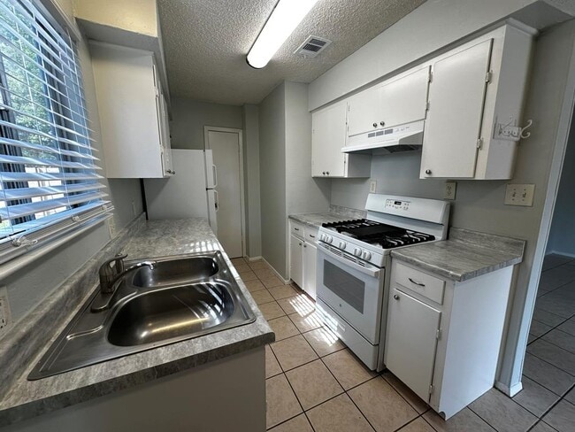 Building Photo - 310 Craigmont Dr