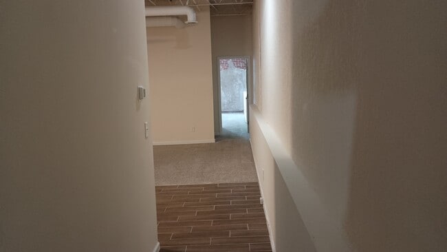 Building Photo - 128 N Hill St