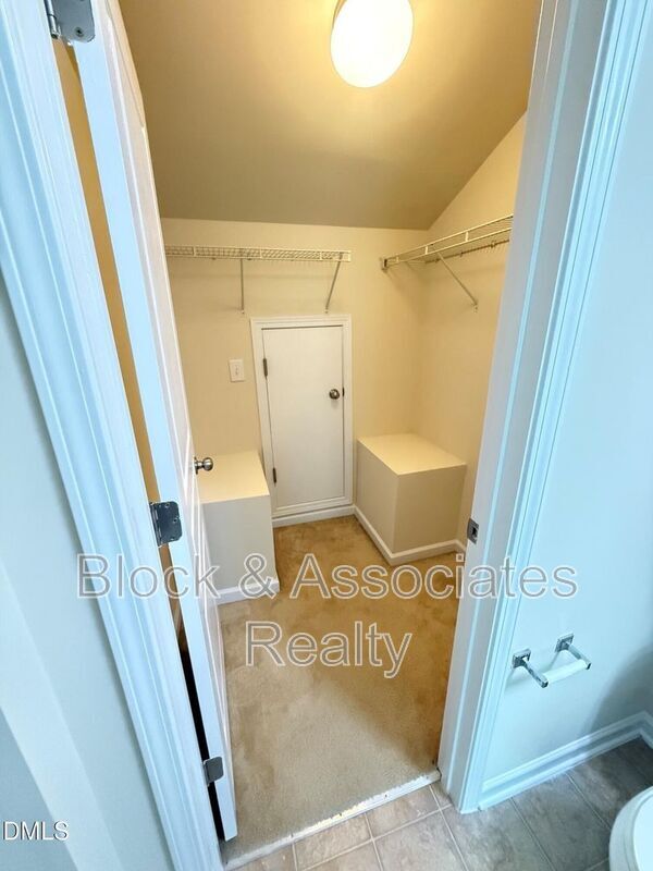 Building Photo - 8527 Quarton Dr