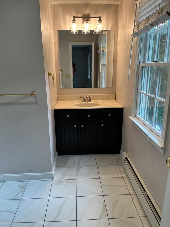 Building Photo - Executive 4 Br / 2.5 Ba Executive Colonial in Sandwich