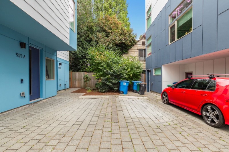 Building Photo - 921 10th Ave E